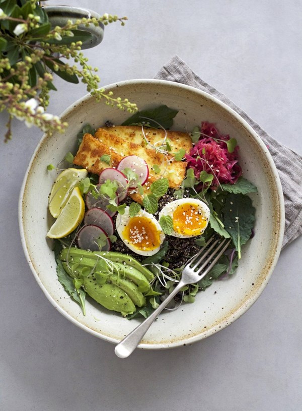 Breakfast salad with haloumi and black quinoa