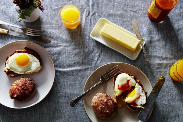 Breakfast sausages with juniper berries