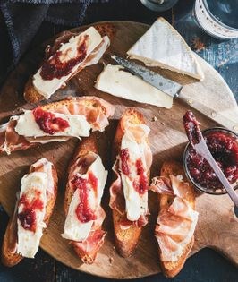 Brie and prosciutto crostini with fig jam