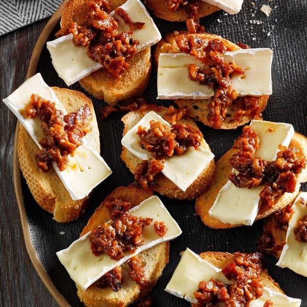 Brie appetizers with bacon-plum jam