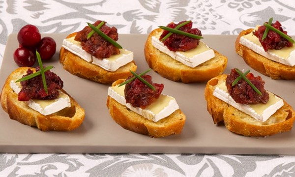 Brie canapés with cranberry pear chutney