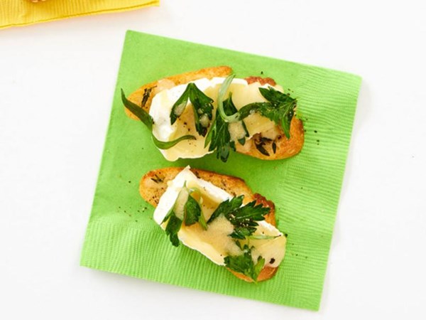 Brie crostini with pepper and herbs 