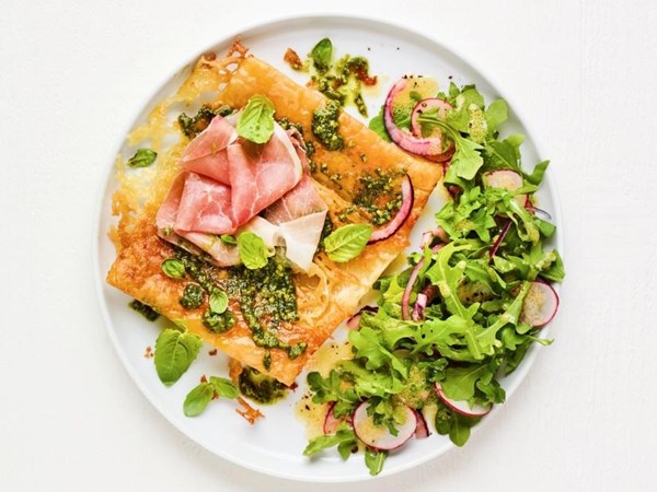 Brie-pesto puff pastry tarts 