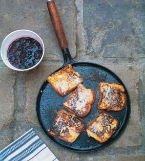 Brioche perdue with blackberry sauce
