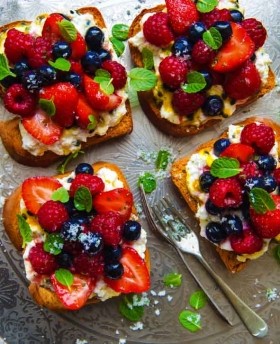 Brioche with passion fruit, ricotta and berries