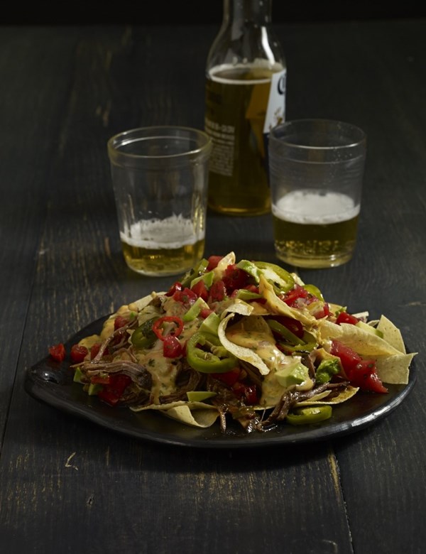 Brisket nachos with chipotle cheese sauce (Nachos de res con queso al chipotle)