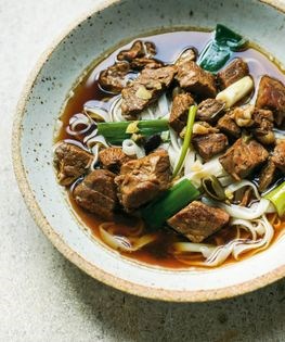 Brisket soup with rice noodles