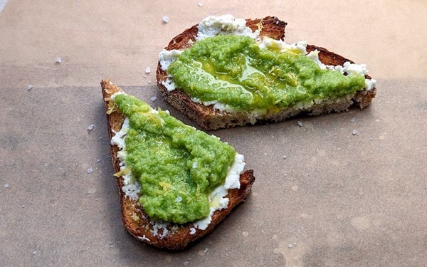 Broad bean bruschetta (Broad bean & ricotta bruschetta)