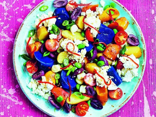 Broad bean, tomato, fresco cheese and Botija olive salad (Solterito)