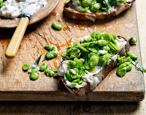 Broad beans, garlic and feta bruschetta