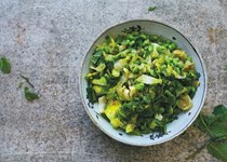 Broad beans with lettuce, shallots and mint