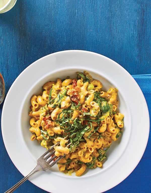 Broccoli mac 'n cheese with spinach & pesto
