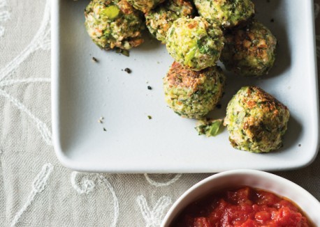 Broccoli meatballs with garlic-tomato sauce