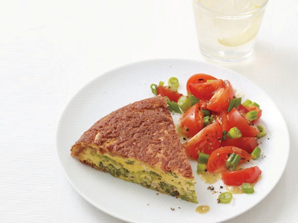 Broccoli omelet with tomato salad