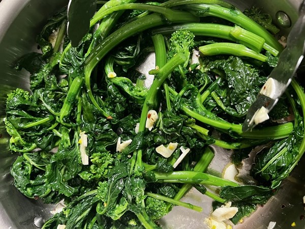 Broccoli rabe with garlic and chile flakes