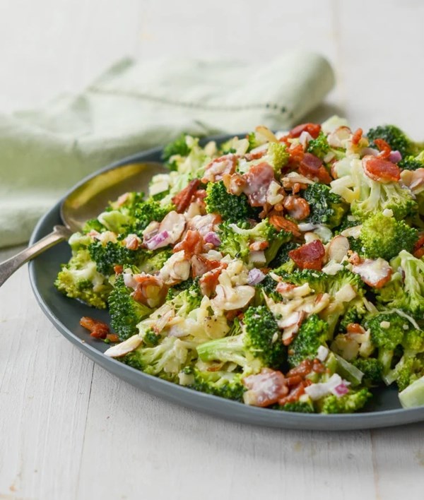 Broccoli salad with bacon, cheddar & almonds