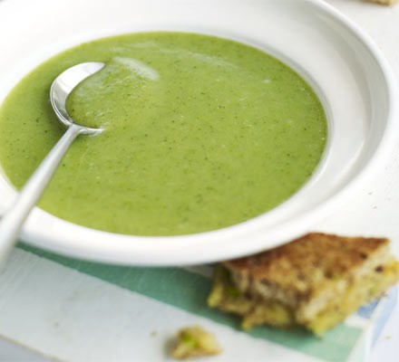 Broccoli soup with cheese toasties