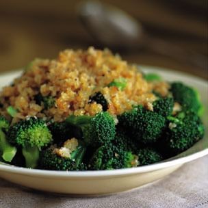 Broccoli with a crunchy crumb topping