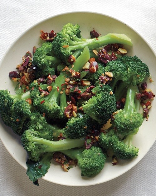Broccoli with almonds and olives