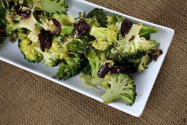 Broccoli with black olives, garlic and lemon