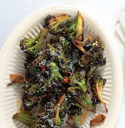  Broccoli with garlic and hot pepper (Broccoli strascinati) 