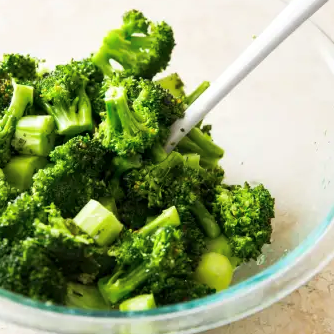 Broccoli with lemon-oregano dressing