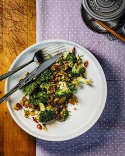Broccoli za'atar salad