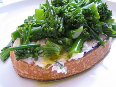 Broccolini crostini
