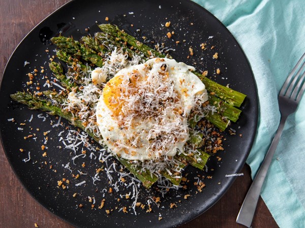 Broiled asparagus with fried egg and Gorgonzola