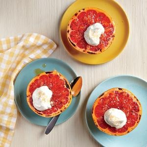 Broiled grapefruit with ginger and maple cream