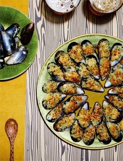 Broiled mussels with panko and pecorino