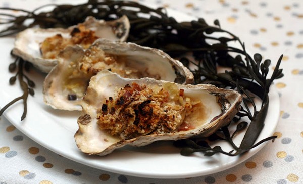 Broiled oysters with bacon and leeks