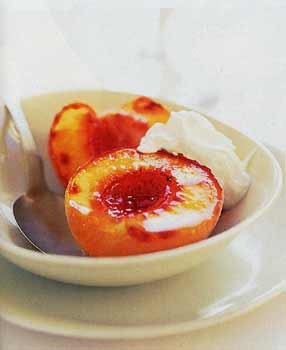 Broiled peaches with crème fraîche