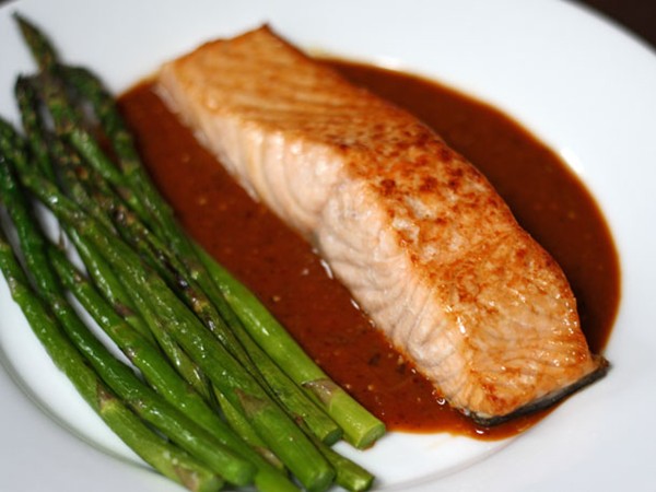 Broiled salmon and asparagus with guajillo-tomatillo sauce