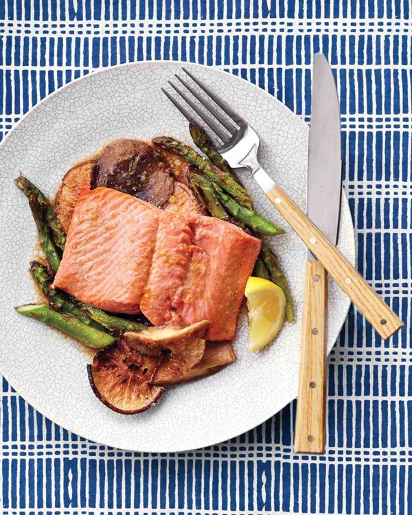 Broiled salmon with asparagus and shiitake mushrooms