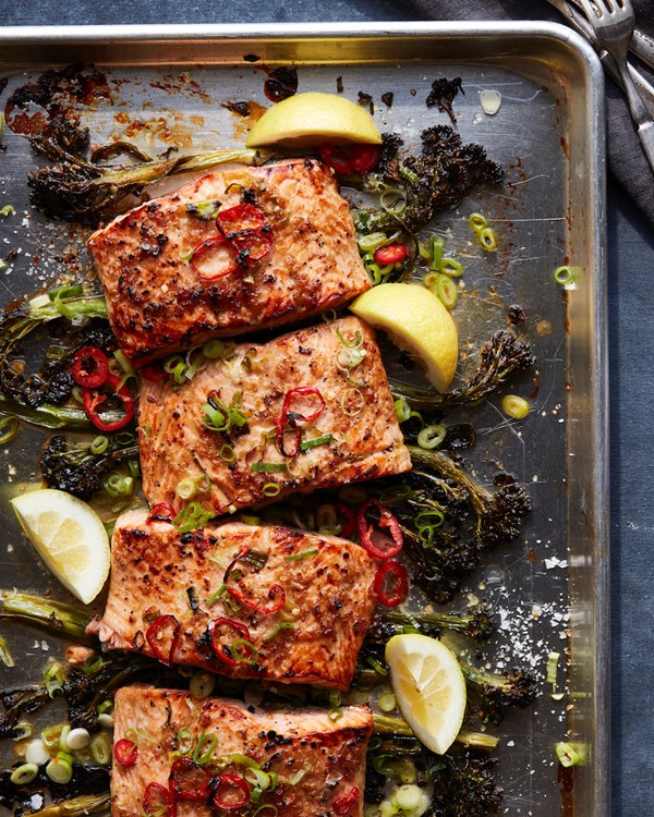 Broiled salmon with broccolini