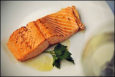 Broiled salmon with butter and honey