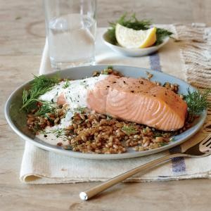 Broiled salmon with creamy lemon-dill sauce