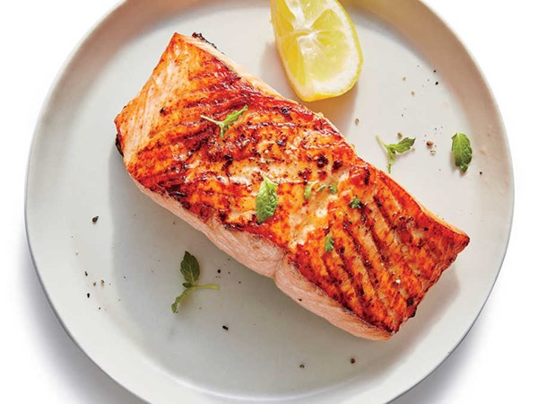 Broiled salmon with lemon