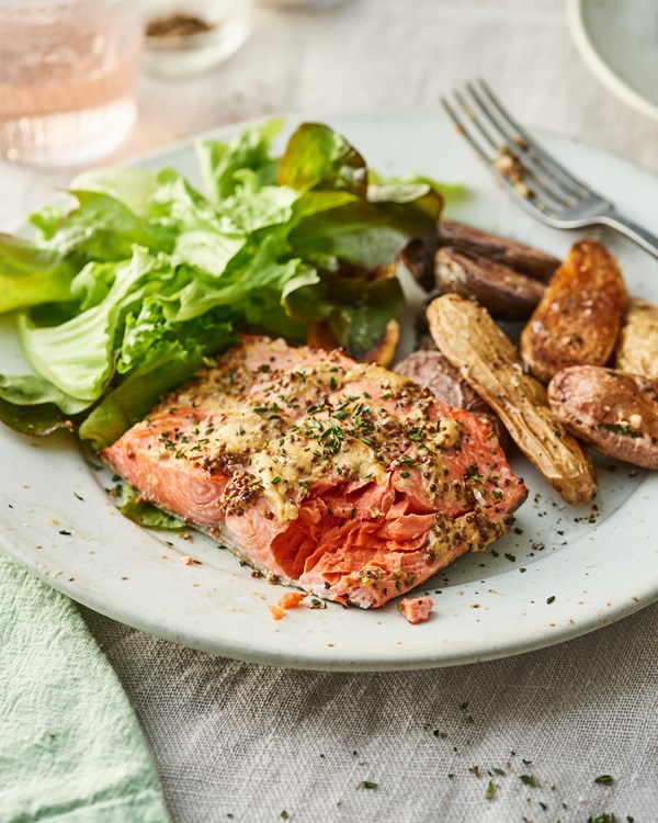 Broiled salmon with lemon, herbs and mustard