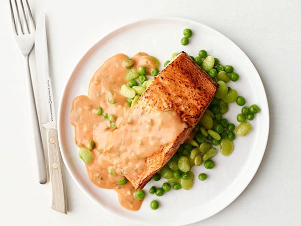 Broiled salmon with tomato cream sauce