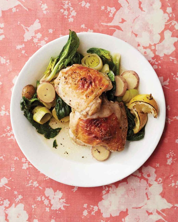 Broiled skillet chicken with leeks, potatoes, and spinach 