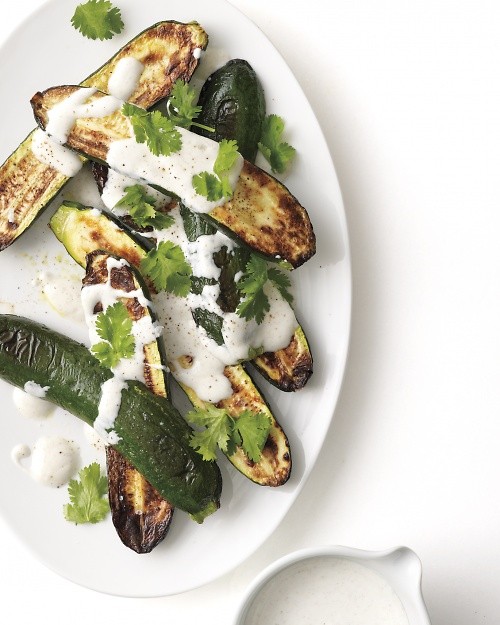 Broiled zucchini with yogurt sauce
