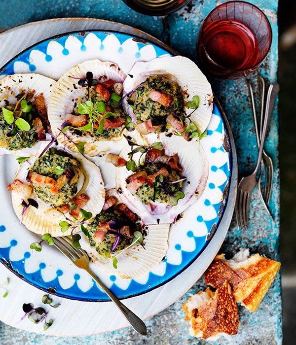 Brown bread-crusted scallops with lemon and pancetta