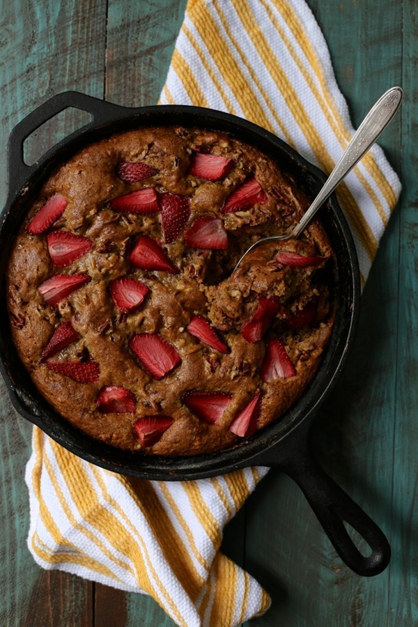 Brown butter banana skillet cake with strawberries and pecans