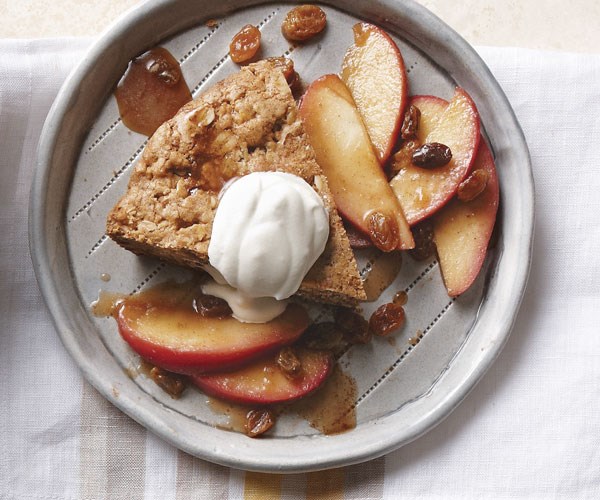 Brown-butter oatmeal cookie with spiced apples