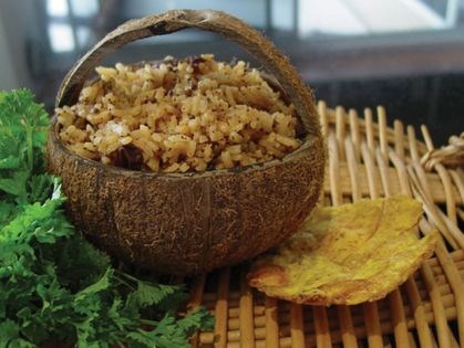 Brown coconut rice (Arroz con coco y pasas titoté)
