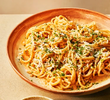 Brown crab & garlic spaghetti