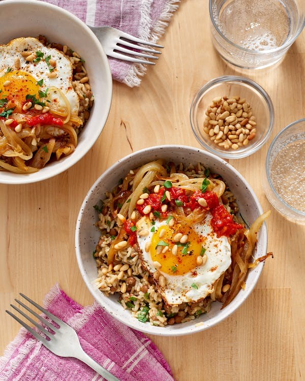Brown rice bowl with lentils, caramelized onions & fried egg recipe
