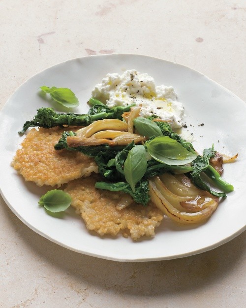 Brown rice cakes with sautéed fennel, broccoli rabe, and ricotta